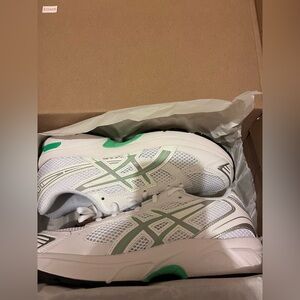 🤍 👟Asics White and Green Running Shoes 👟💚
